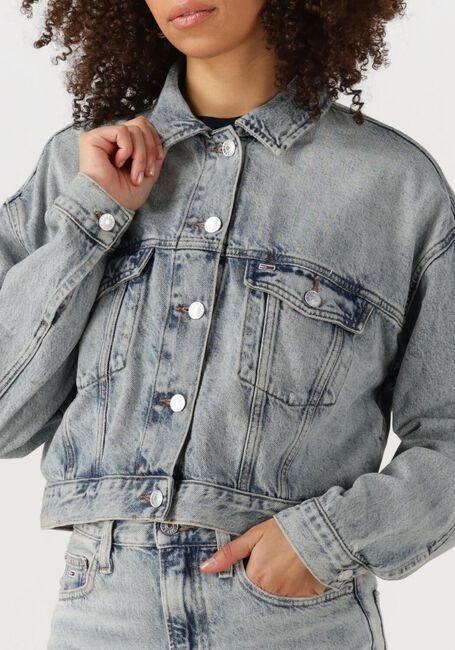 TOMMY JEANS Veste en jean OVSZ CROP TRUCKER JACKET BI6012 en bleu - large