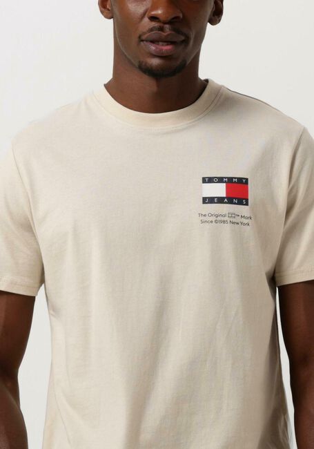 TOMMY JEANS T-shirt TJM SLIM ESSENTIAL FLAG TEE en beige - large
