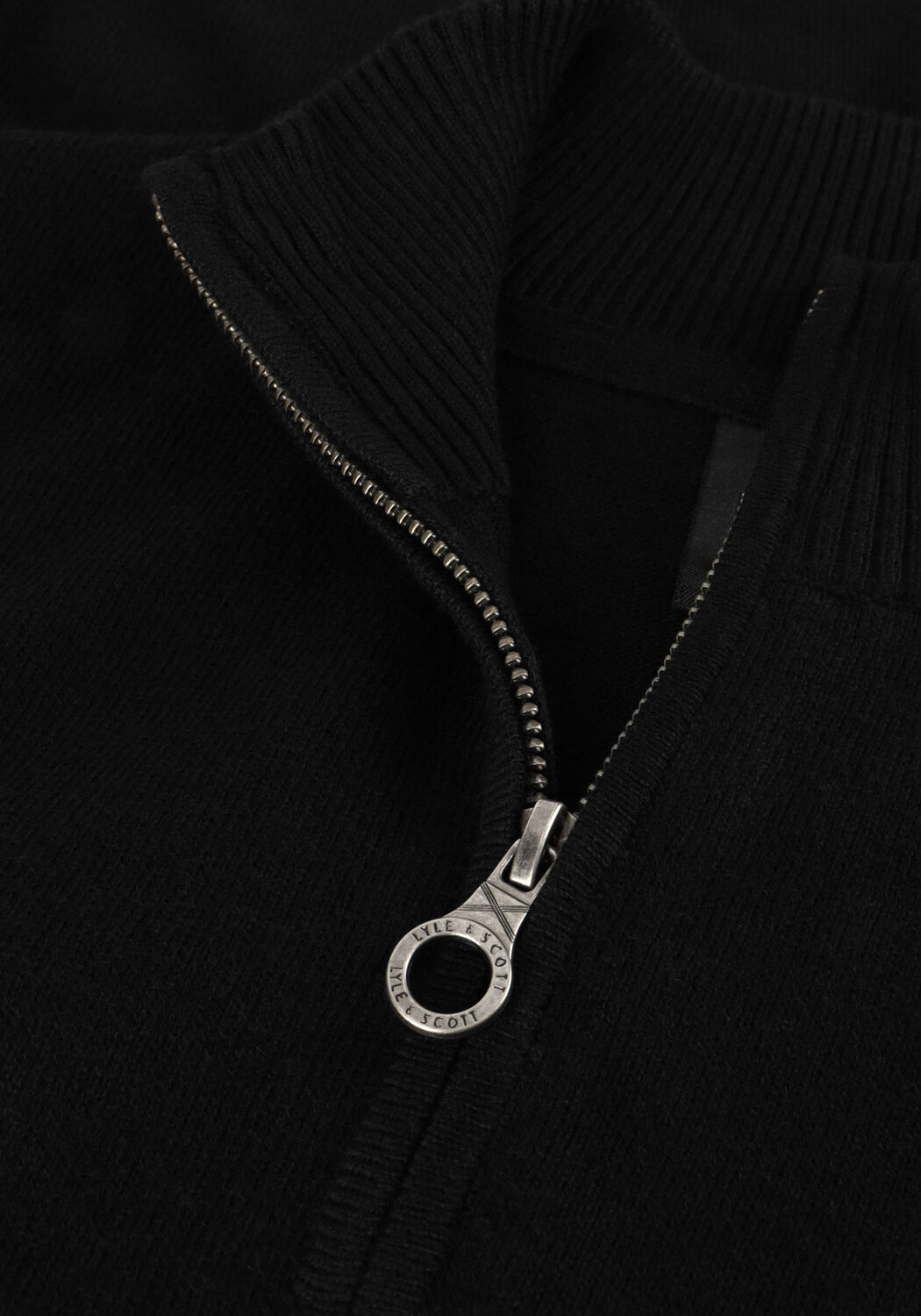 LYLE & SCOTT Pull COTTON MERINO QUARTER ZIP JUMPER en noir - large