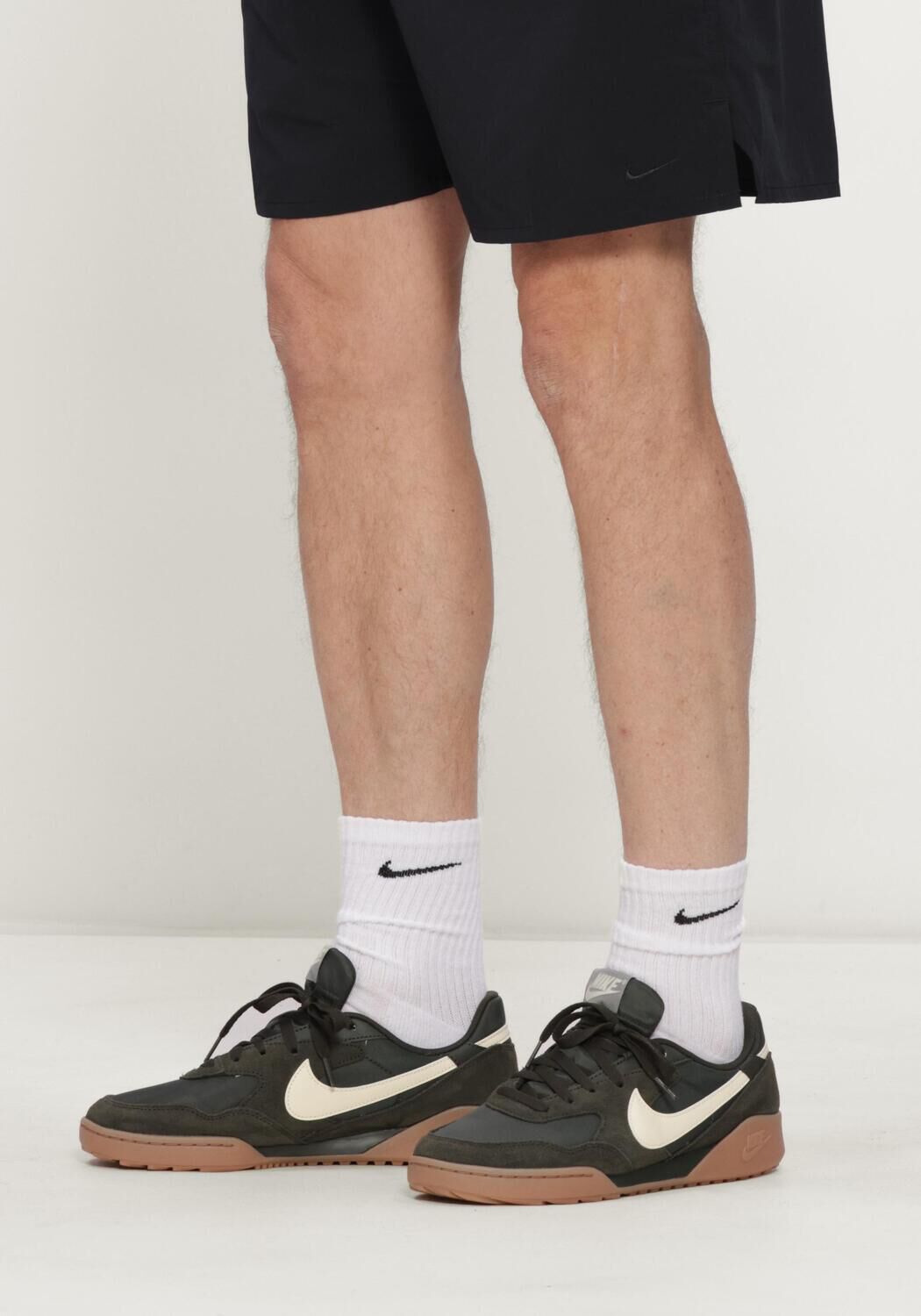 NIKE Baskets basses NIKE TERRA MANTA SUEDE en gris - large