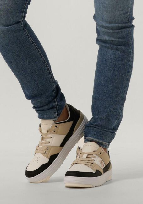 TOMMY HILFIGER Baskets basses BASKET LOW en blanc - large