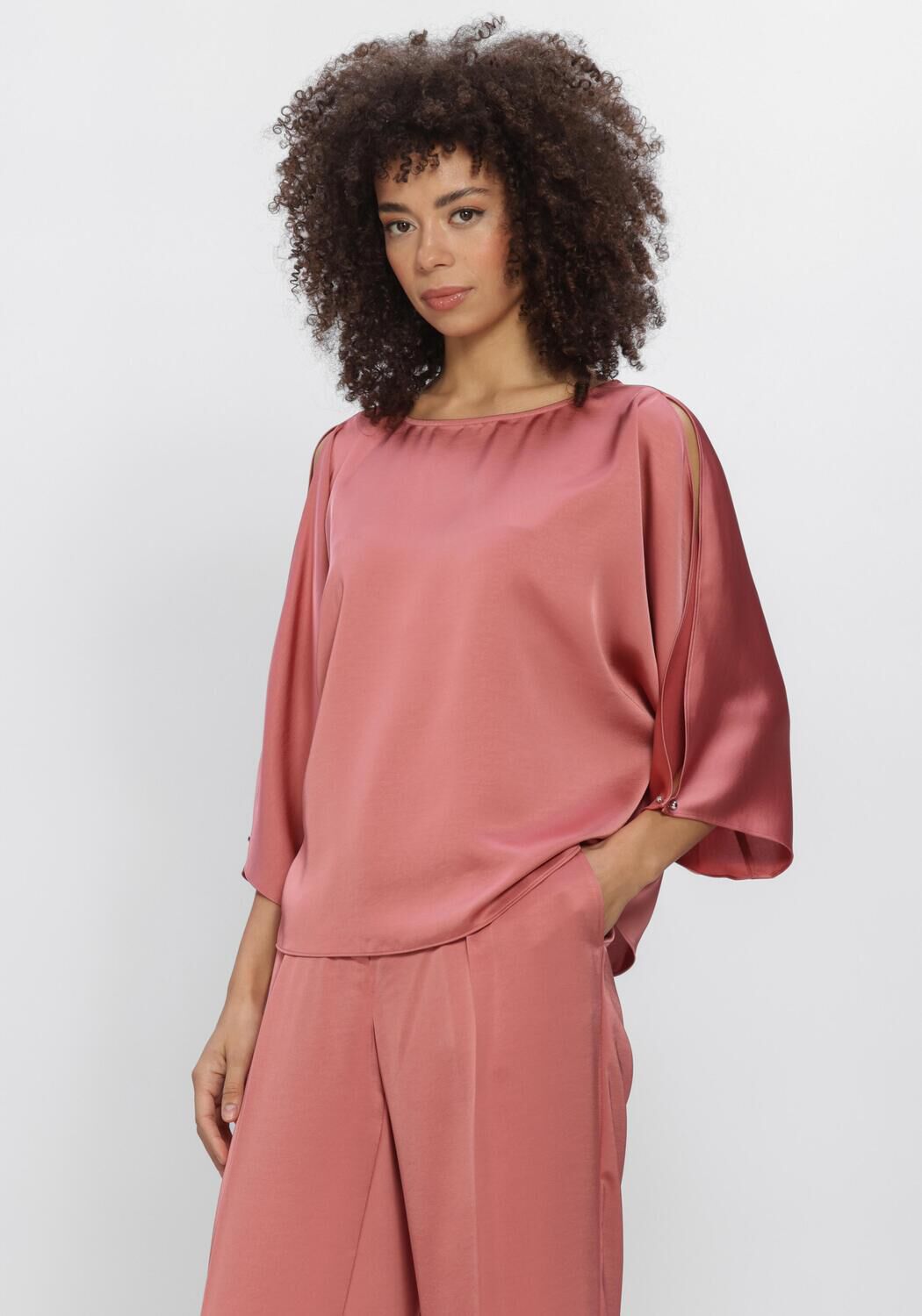 DANTE6 Haut RISETTE FLOWING SATIN TOP en rose - large