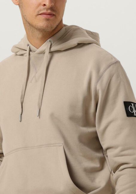 CALVIN KLEIN Chandail BADGE HOODIE en beige - large