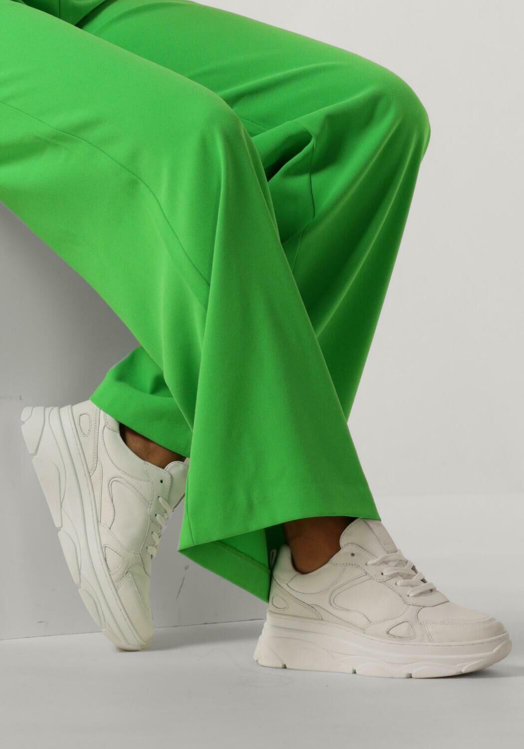 Witte OMODA Sneakers JARA - large