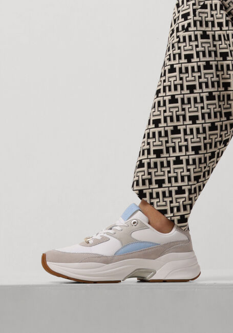 Witte TOMMY HILFIGER Sneakers CHUNKY FEMININE RUNNER HARDWARE - large