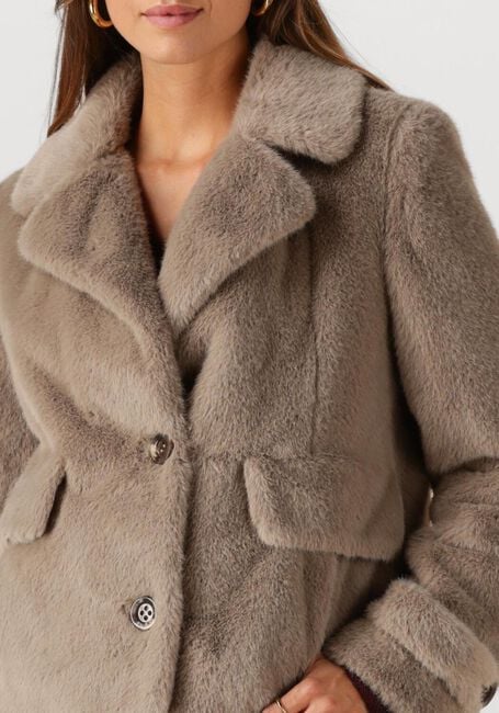 BEAUMONT Manteau en fausse fourrure ABBY SHORT COAT en marron - large