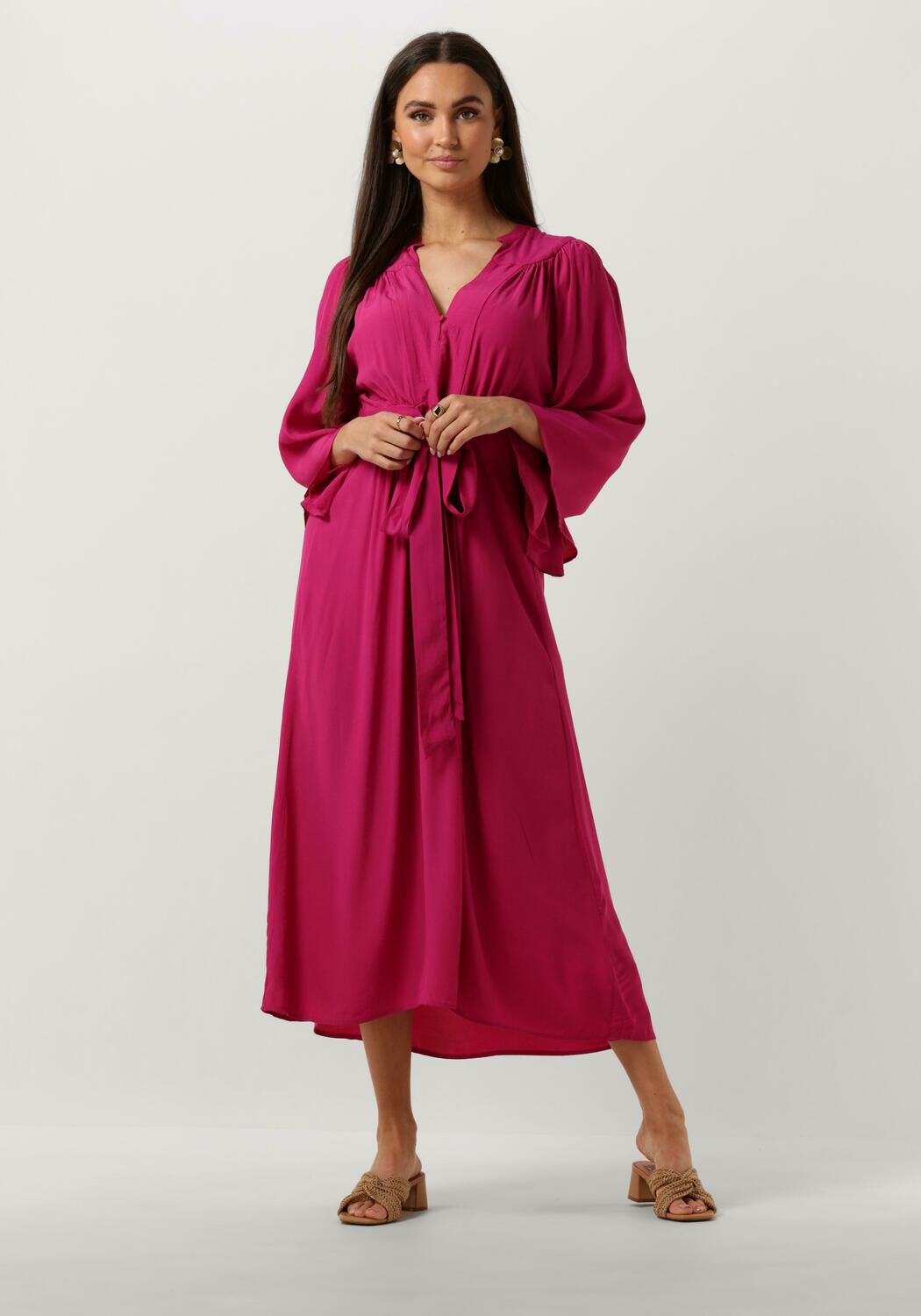 Welke kleur schoenen onder roze jurk hot sale