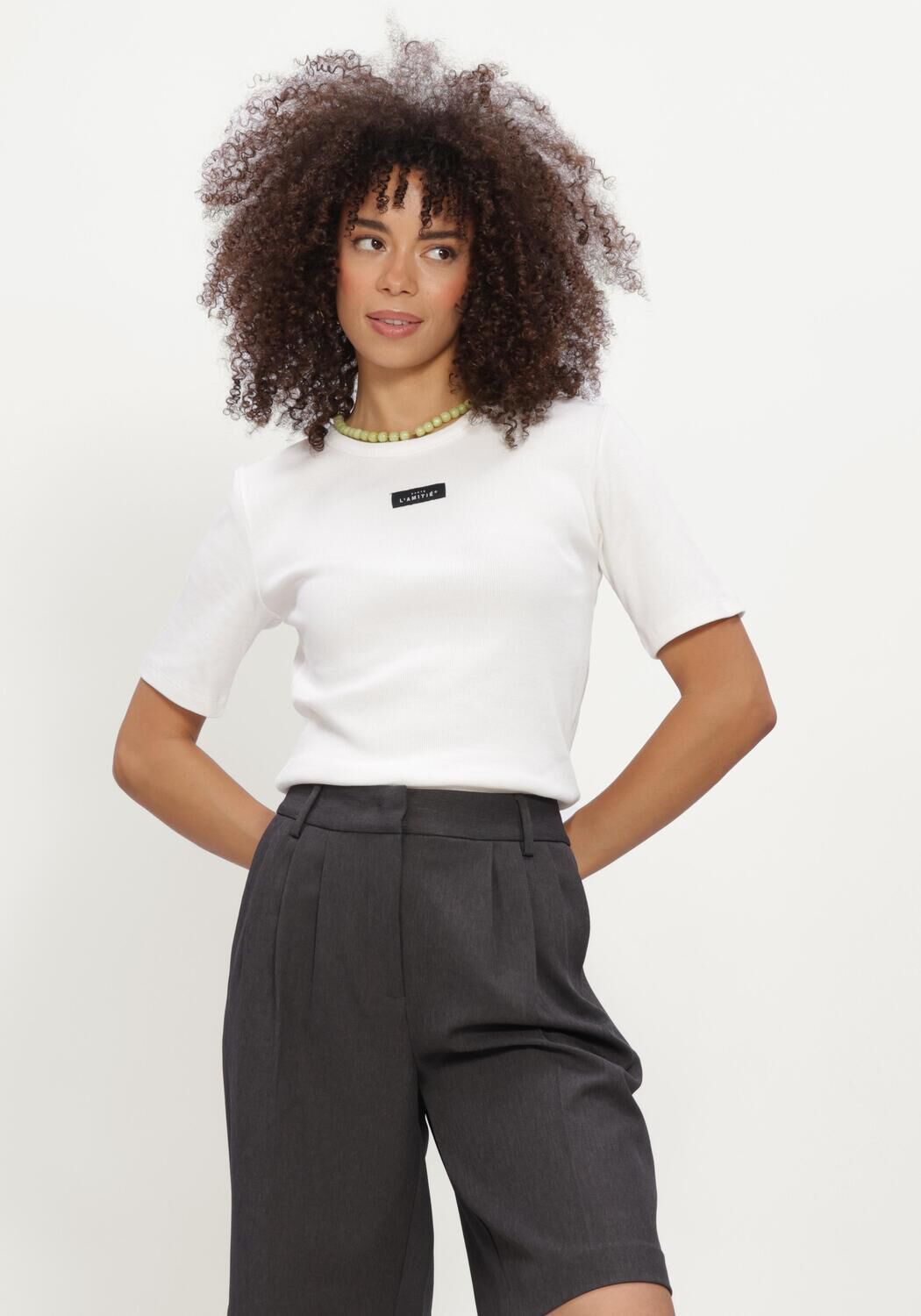 HAUTE L'AMITI&Eacute; VINTAGE RIB TEE Hauts & T-shirts en blanc - large