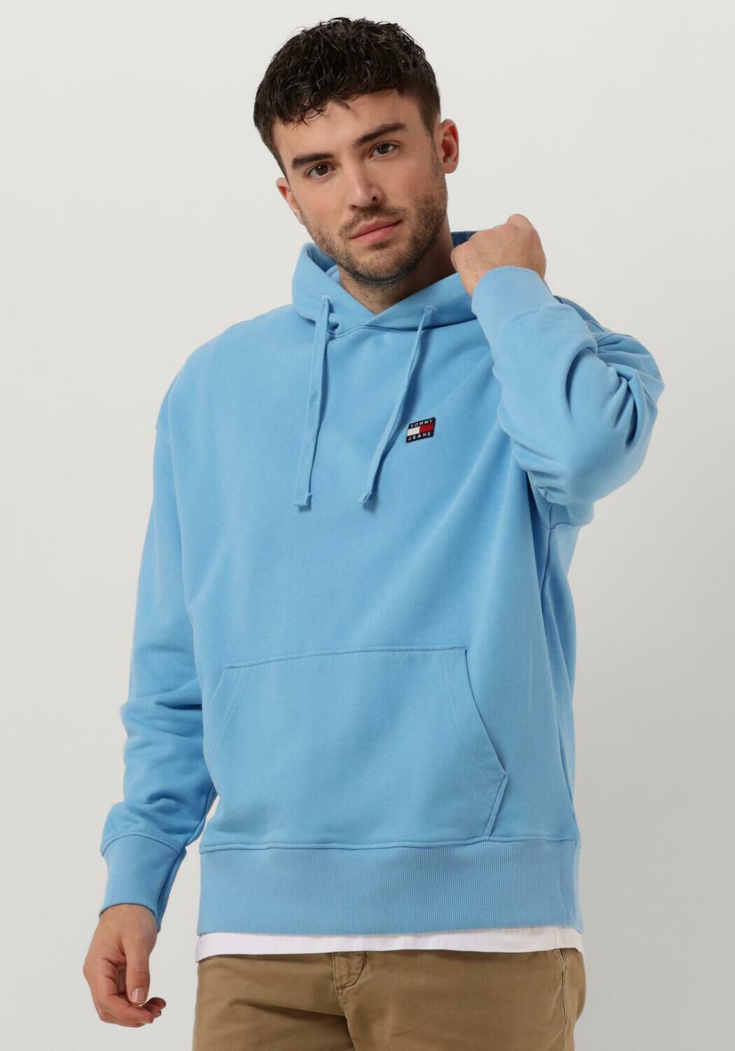 Lichtblauwe TOMMY JEANS Sweater TJM RLX XS BADGE HOODIE Omoda