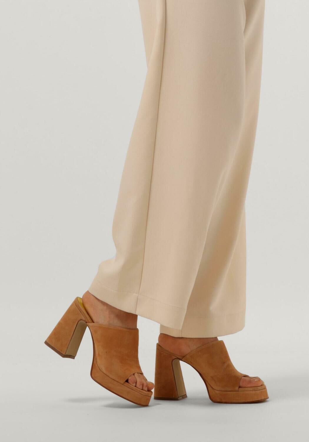 NOTRE-V Mules QA31 en cognac - large