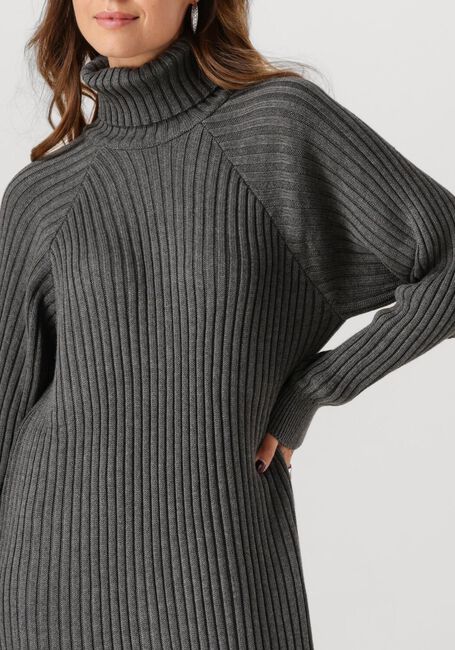 Grijze Y.A.S. Midi jurk YASMAVI KNIT MIDI ROLLNECK DRESS - large