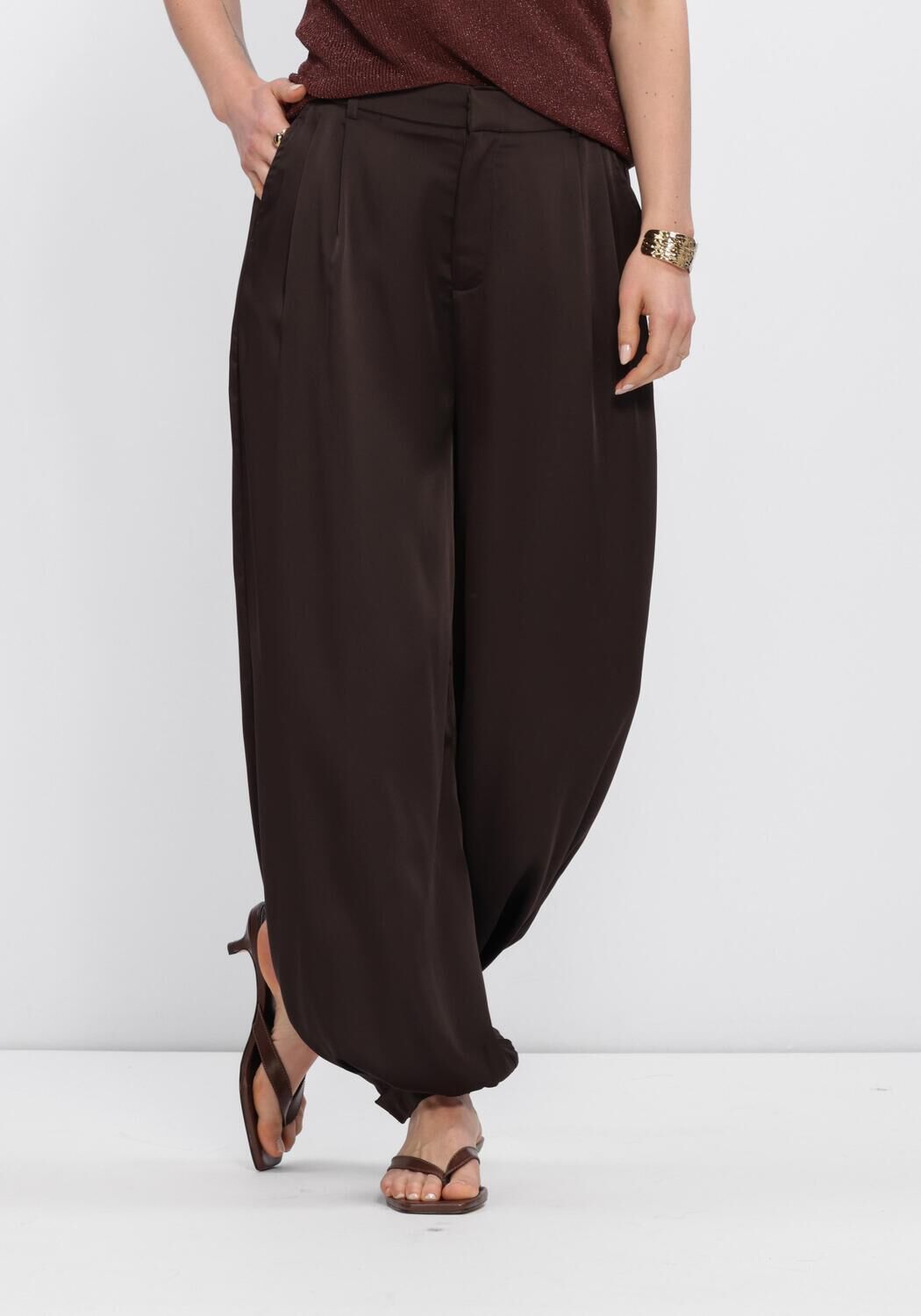 NEO NOIR FAYLA DRAPY SATIN BALLOON Pantalons en marron - large
