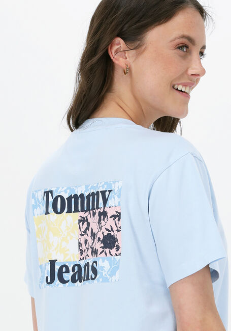 Lichtblauwe TOMMY JEANS T-shirt TJW FLORAL FLAG TEE - large