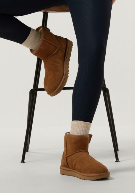 UGG Bottes fourrure CLASSIC MINI BAILEY ZIP en camel - large