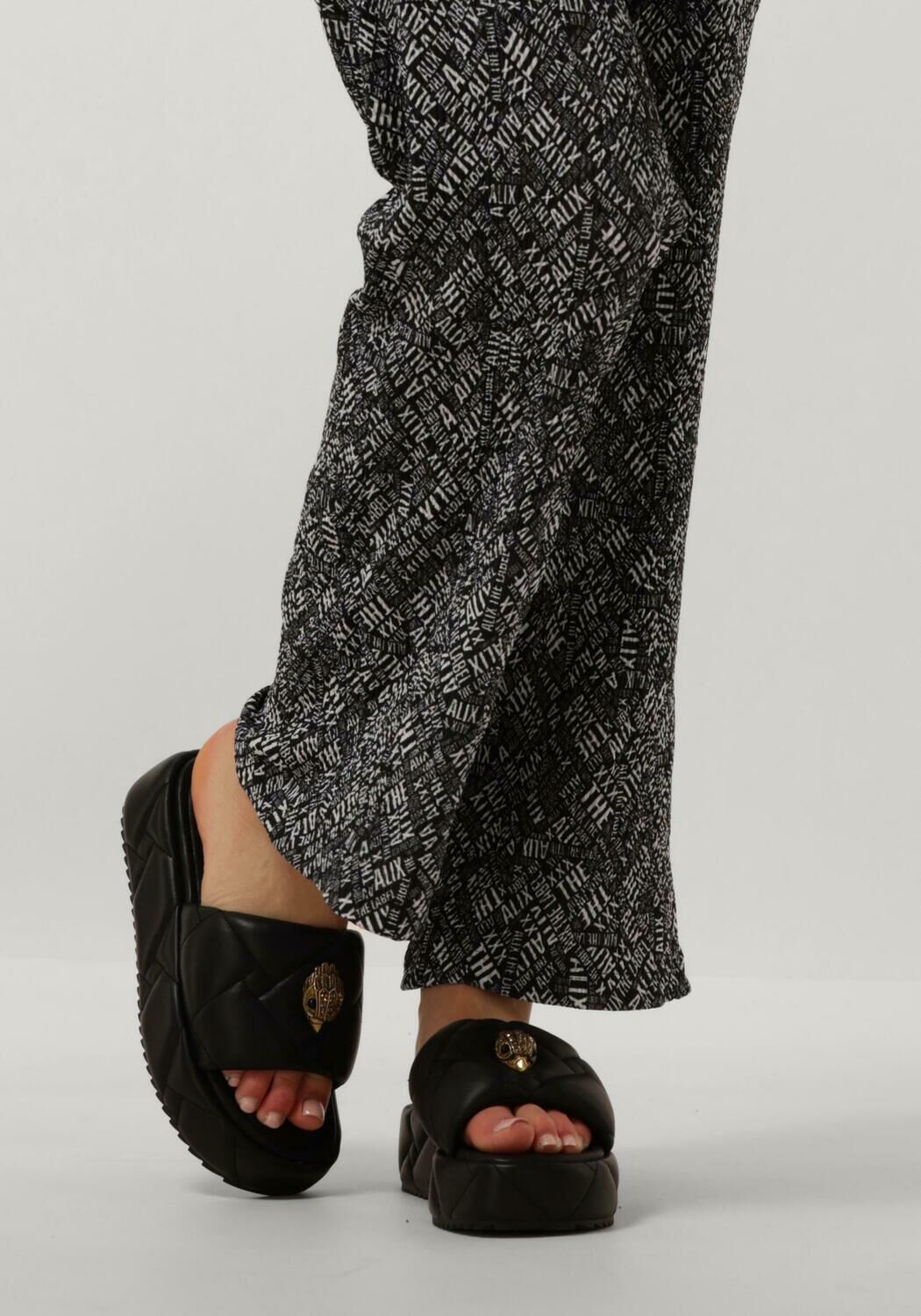 KURT GEIGER LONDON KENSINGTON PUFF FLATFORM Tongs en noir - large