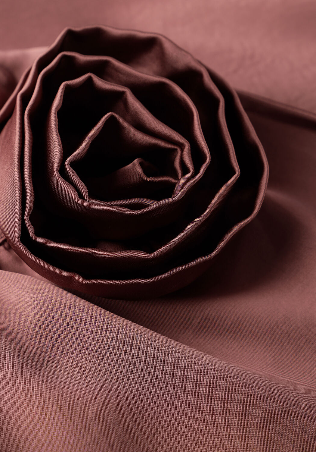 NEO NOIR Haut ROSETTE HEAVY SATEEN TOP en taupe - large