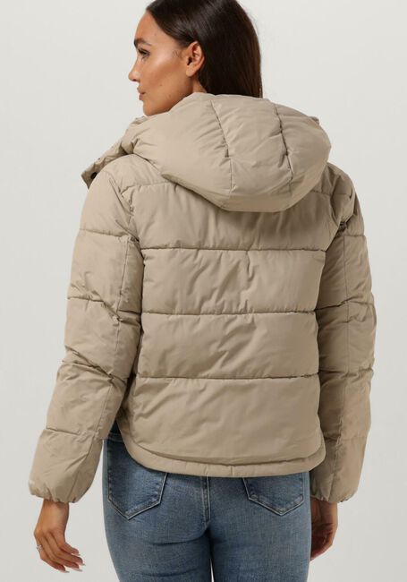 CALVIN KLEIN Veste matelassé MONOLOGO NON DOWN SHORT PUFFER en taupe - large