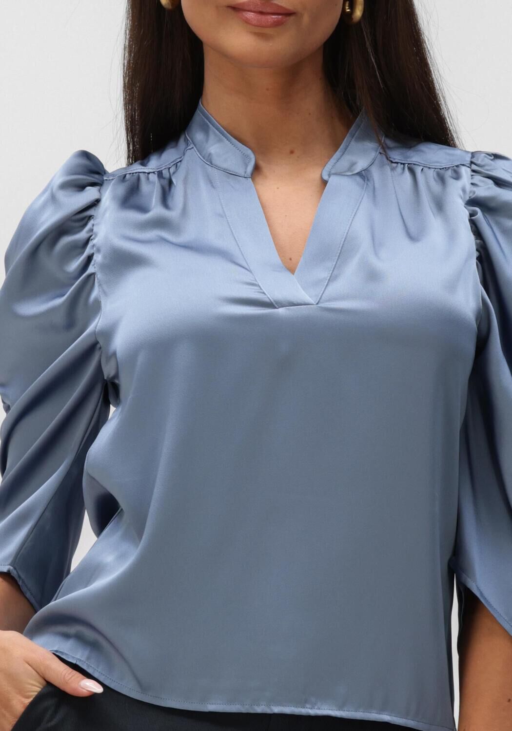 NEO NOIR ALVIRA DRAPY SATIN BLOUS Blouses en bleu - large