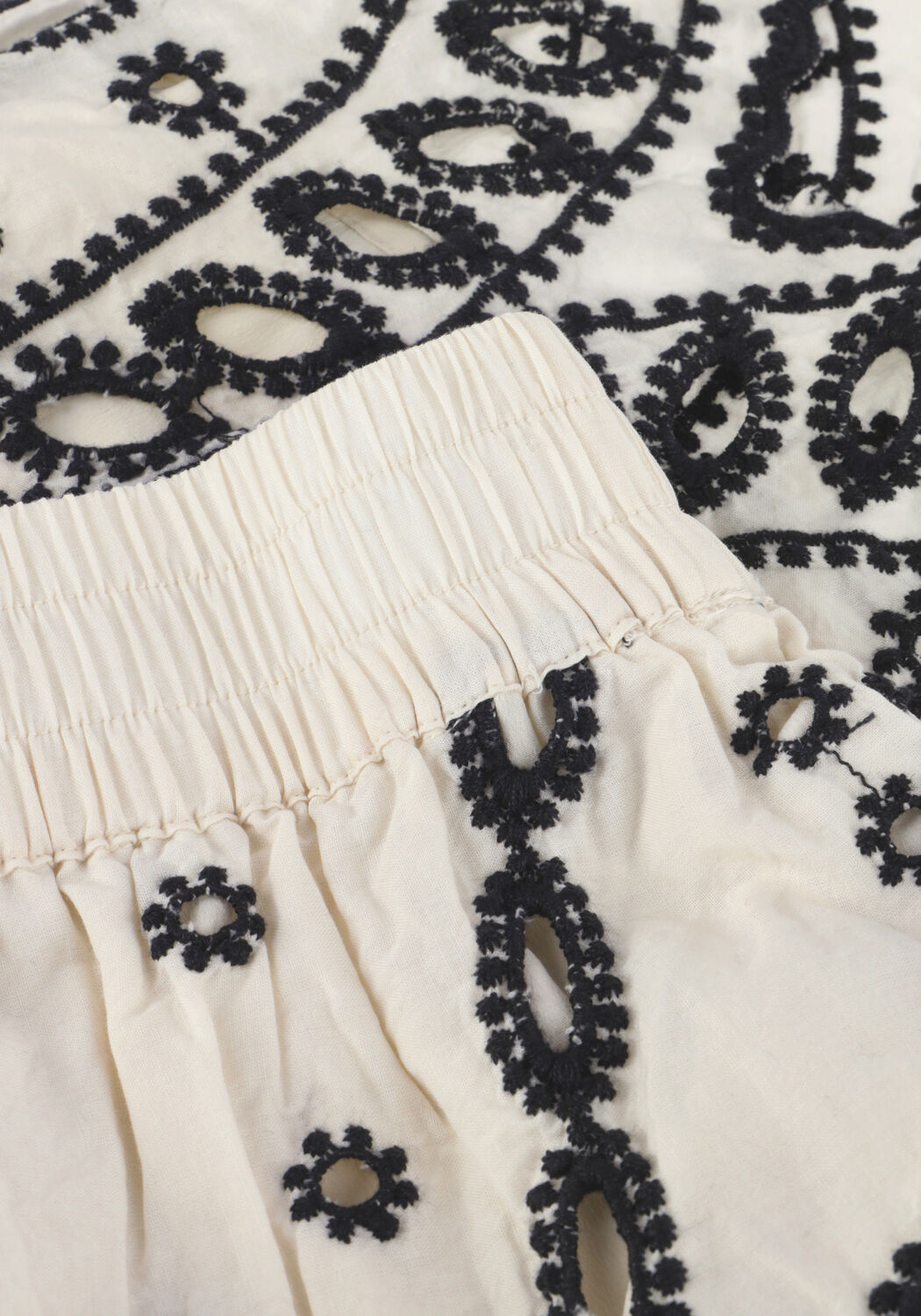 ROUGE EDIT ROUBRODIE WF SHORTS Pantalons en blanc - large