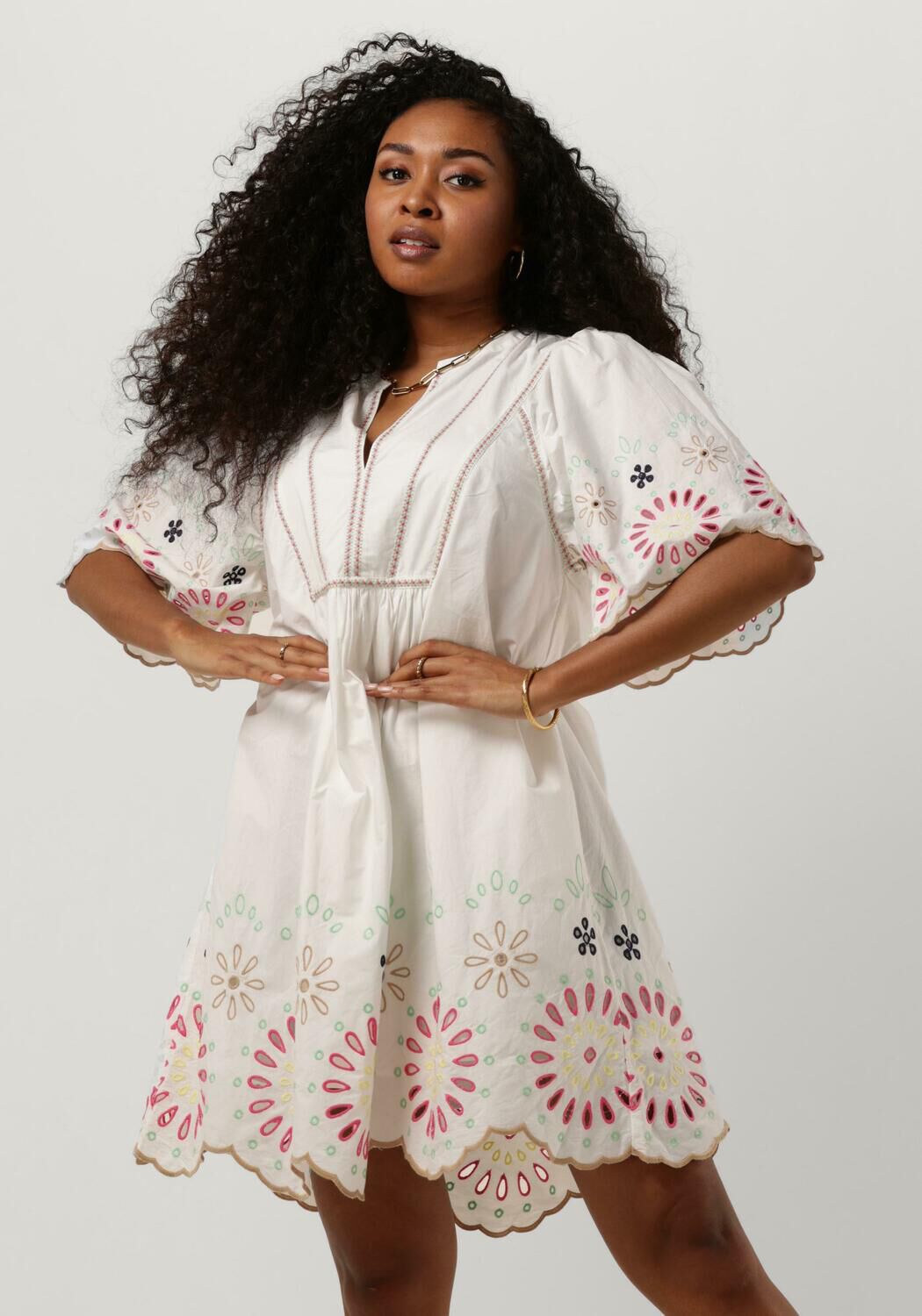 SCOTCH SODA Mini robe BRODERIE MINI DRESS Blanc Omoda