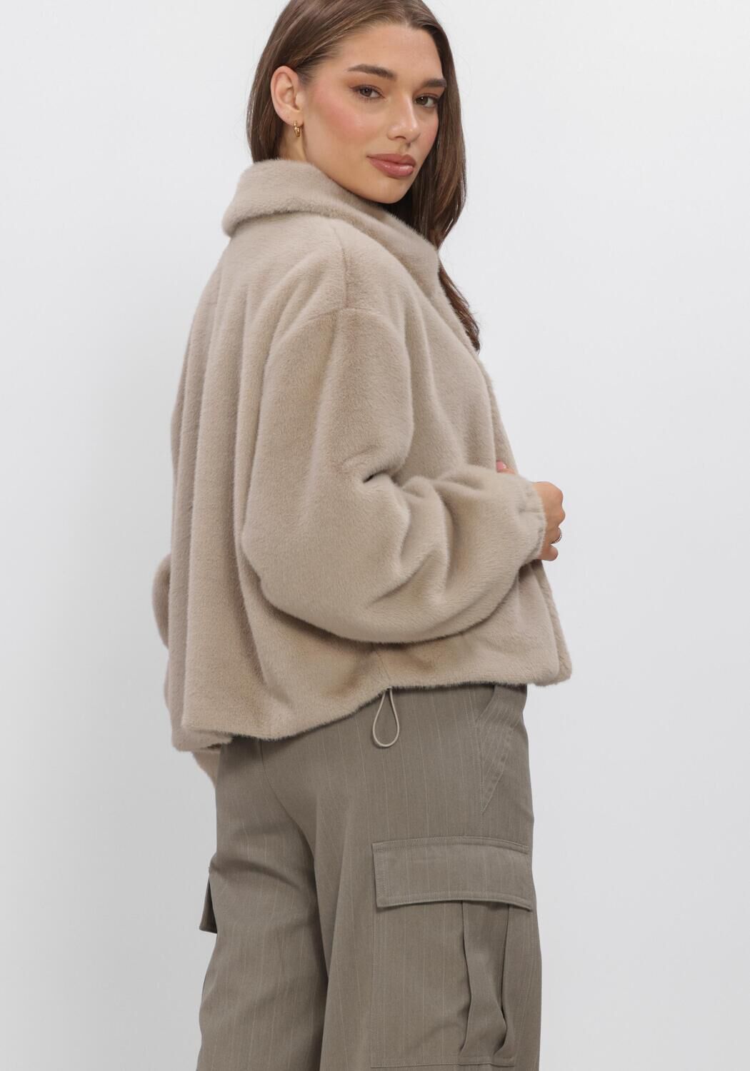 WITHBLACK Manteau en fausse fourrure WBLNOHR FAUX FUR JACKET en beige - large