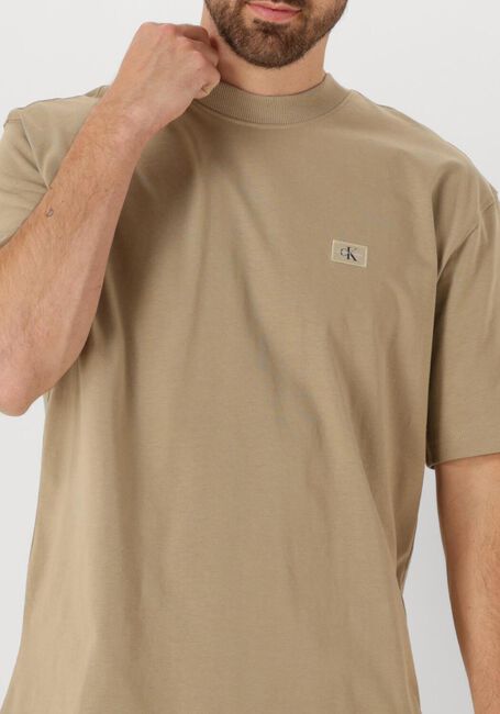 CALVIN KLEIN T-shirt WOVEN LABEL RELAXED TEE en beige - large
