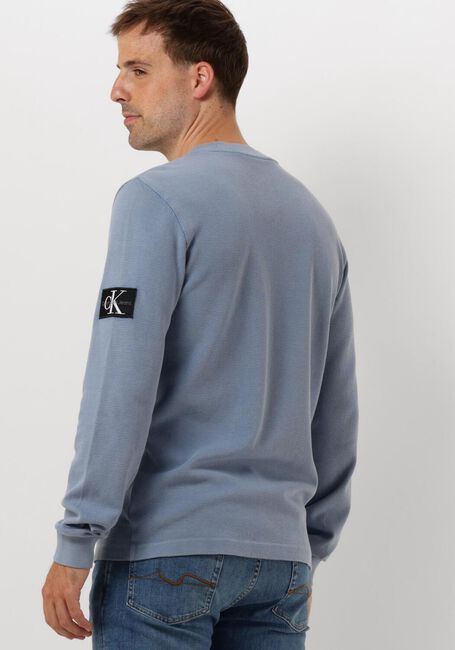 CALVIN KLEIN Pull WASHED BADGE WAFFLE en bleu - large