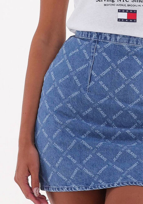 TOMMY JEANS Mini-jupe TJW DENIM MONOGRAM MINI SKIRT en bleu - large
