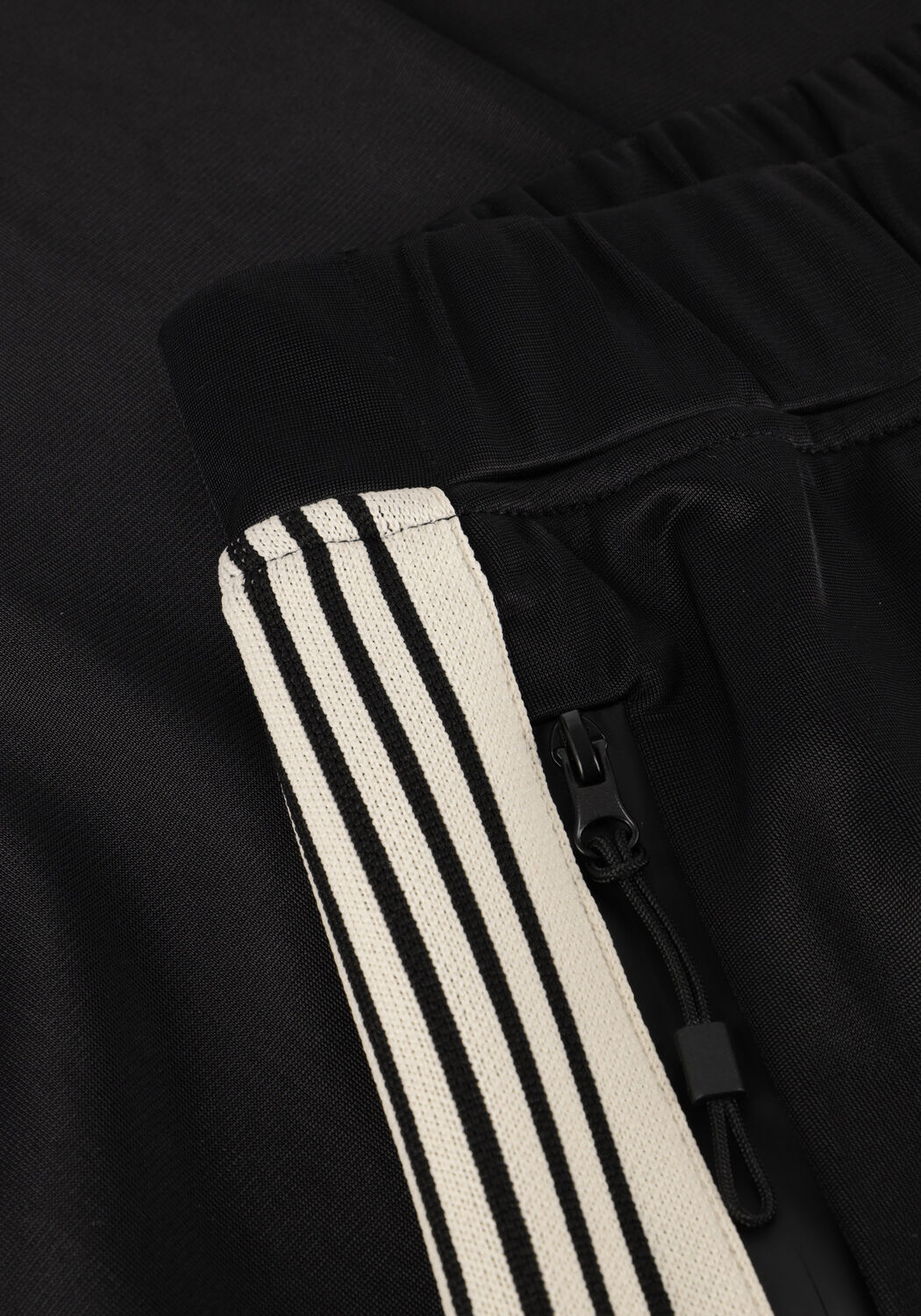 HAUTE L'AMITI&Eacute; Pantalon large BAGGY TRACK TALL PANTS en noir - large