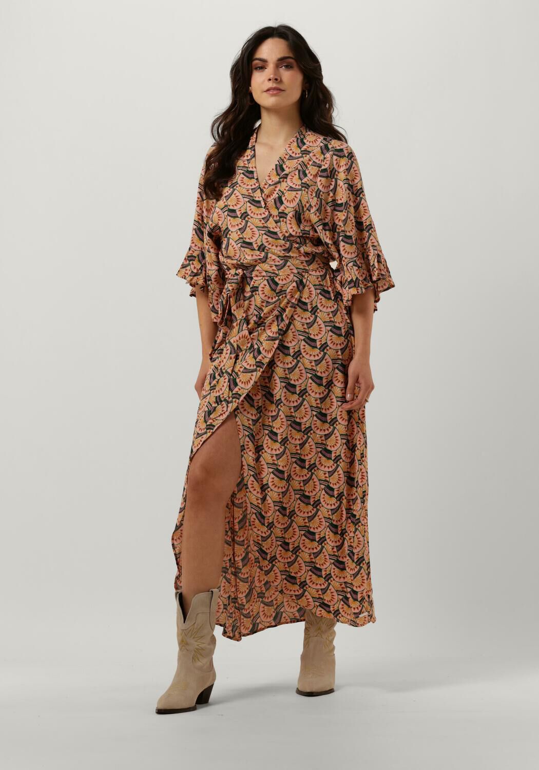 Roze COLOURFUL REBEL Maxi jurk ALICE GRAPHIC FAN MAXI WRAP DRESS Omoda