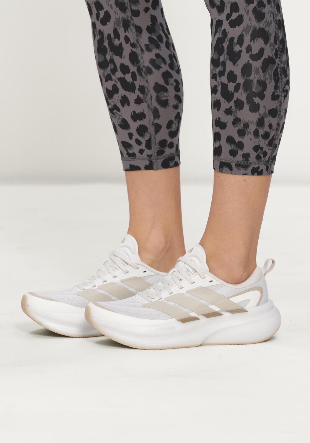 ADIDAS SUPERNOVA GLIDE W  en blanc - large