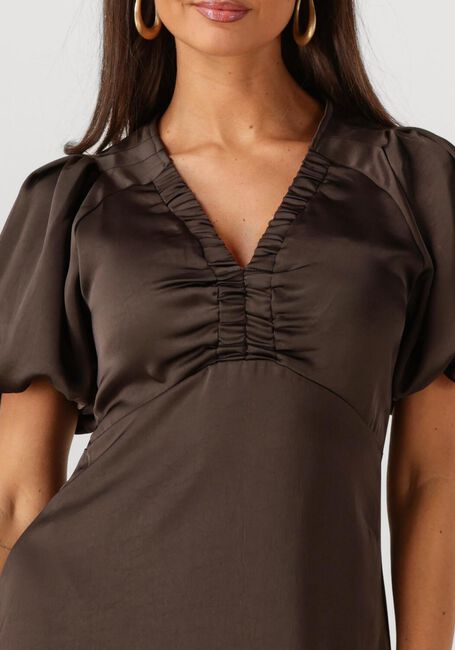 NEO NOIR Robe midi ILLIANA HEAVY SATEEN DRESS en marron - large