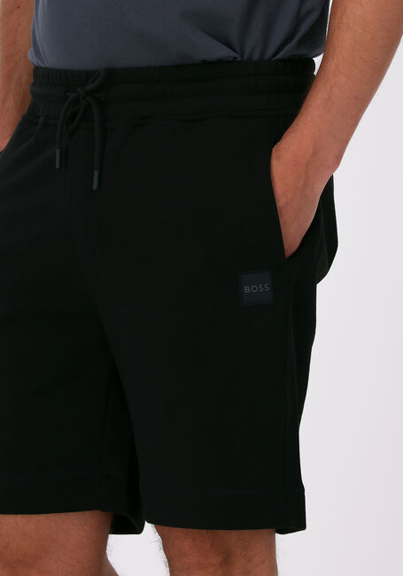 BOSS Pantalon courte SEWALK en noir - large