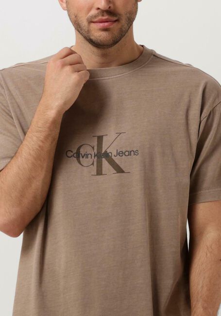 CALVIN KLEIN T-shirt MONOLOGO MINERAL DYE TEE en marron - large