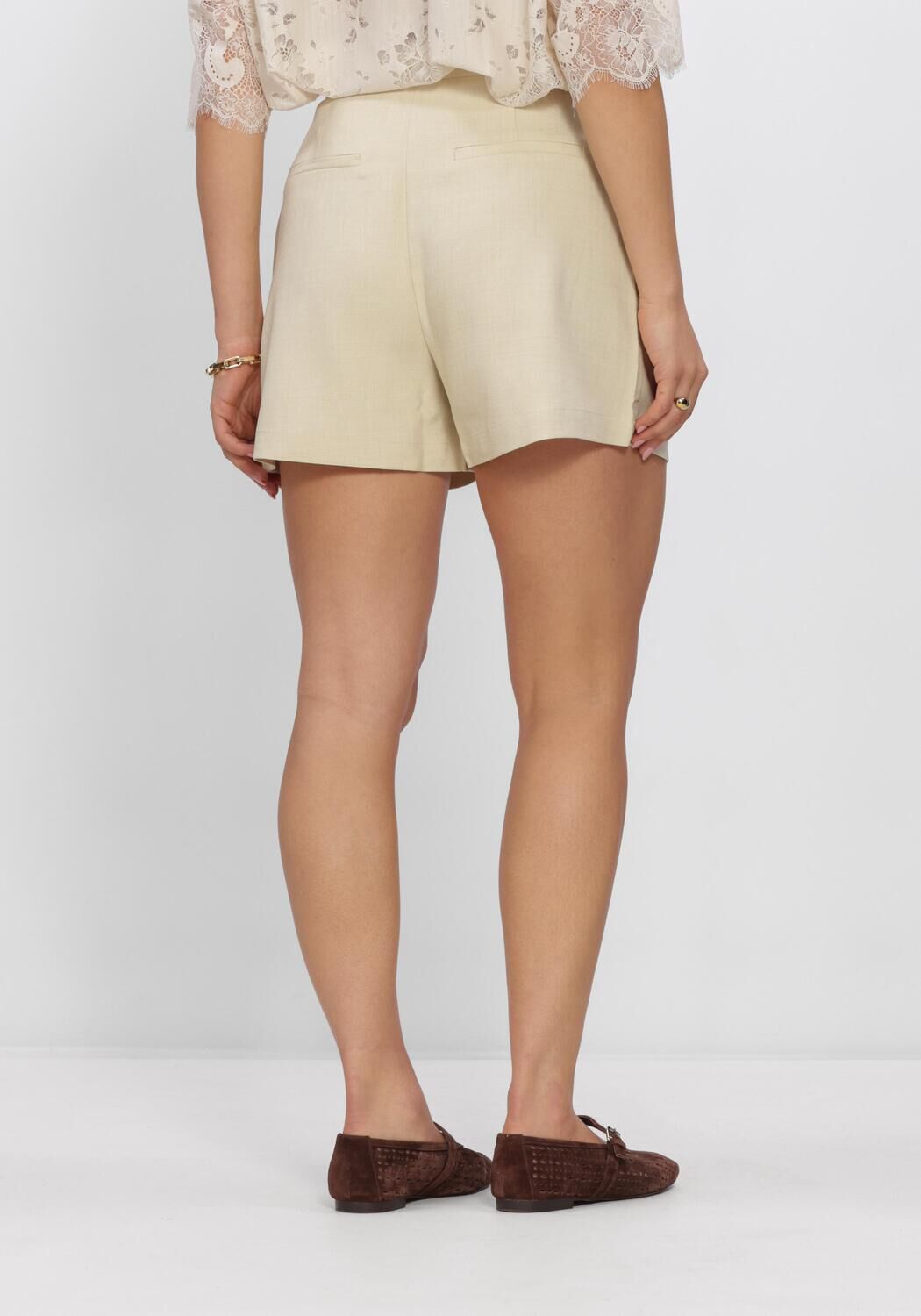EDITED Pantalon courts SISSY SHORTS en beige - large