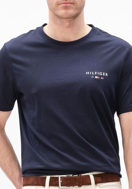 TOMMY HILFIGER T-shirt BRAND LOVE SMALL HILFIGER TEE Bleu fonc&eacute; - large