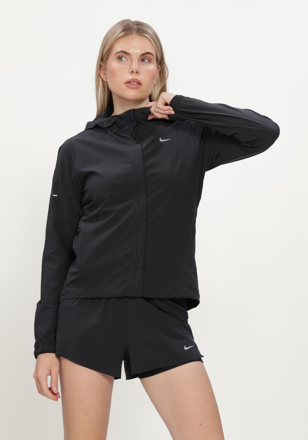 NIKE Gilets de sport NIKE SWIFT REPEL OPVOUWBAAR JACK en noir - large