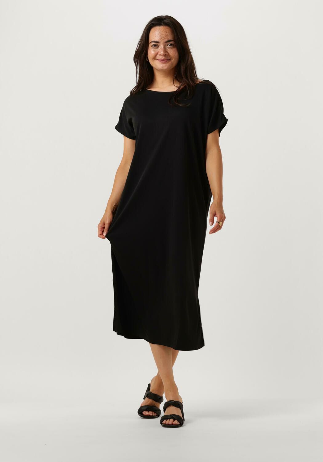 Zwarte MINUS Midi jurk OPHELIA BOAT NECK SHORT SLEEVE MIDI MODAL DRESS Omoda