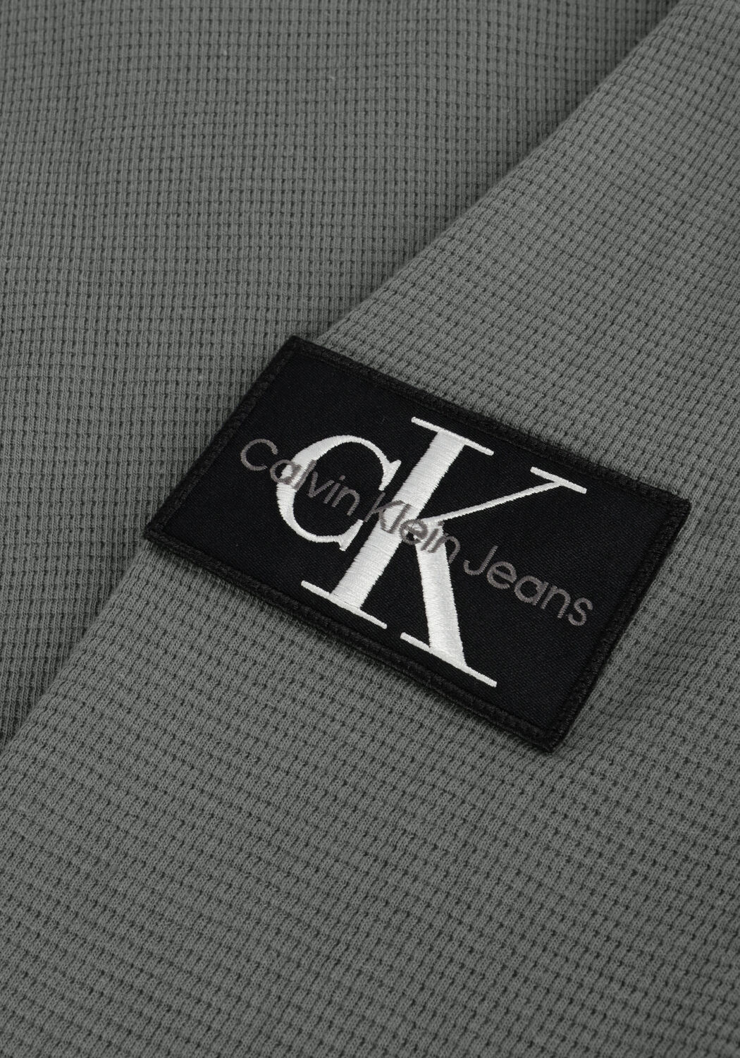 CALVIN KLEIN Chandail BADGE WAFFLES LS TEE en gris - large