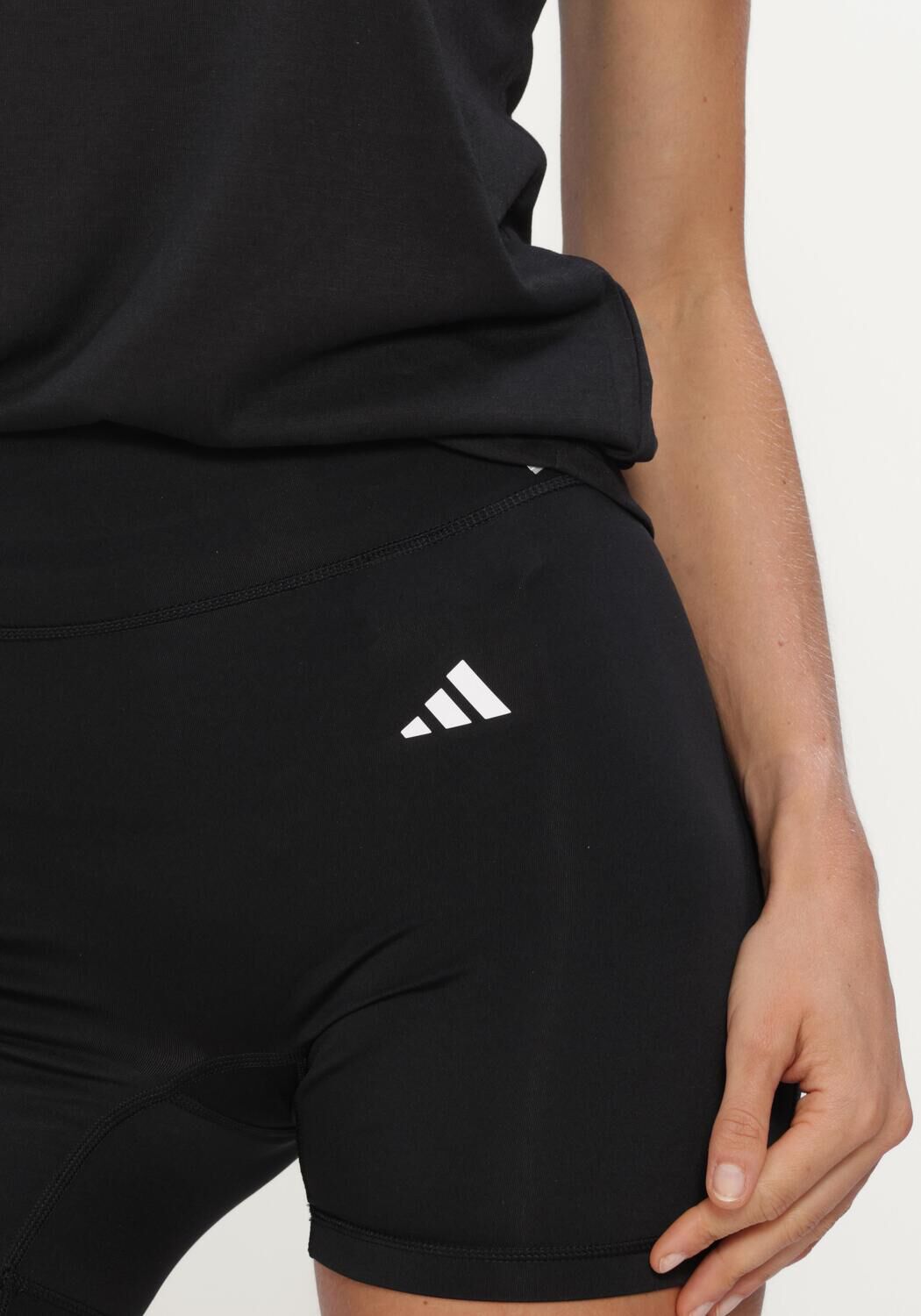 ADIDAS Pantalon courte OPT ESS SHO L en noir - large