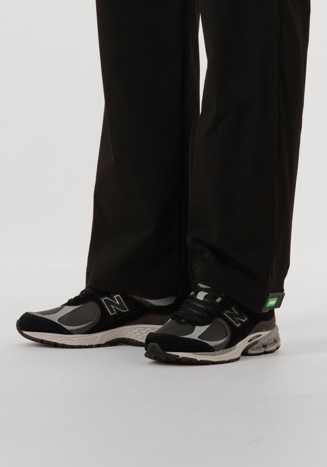 NEW BALANCE Baskets basses M2002R M en gris - large