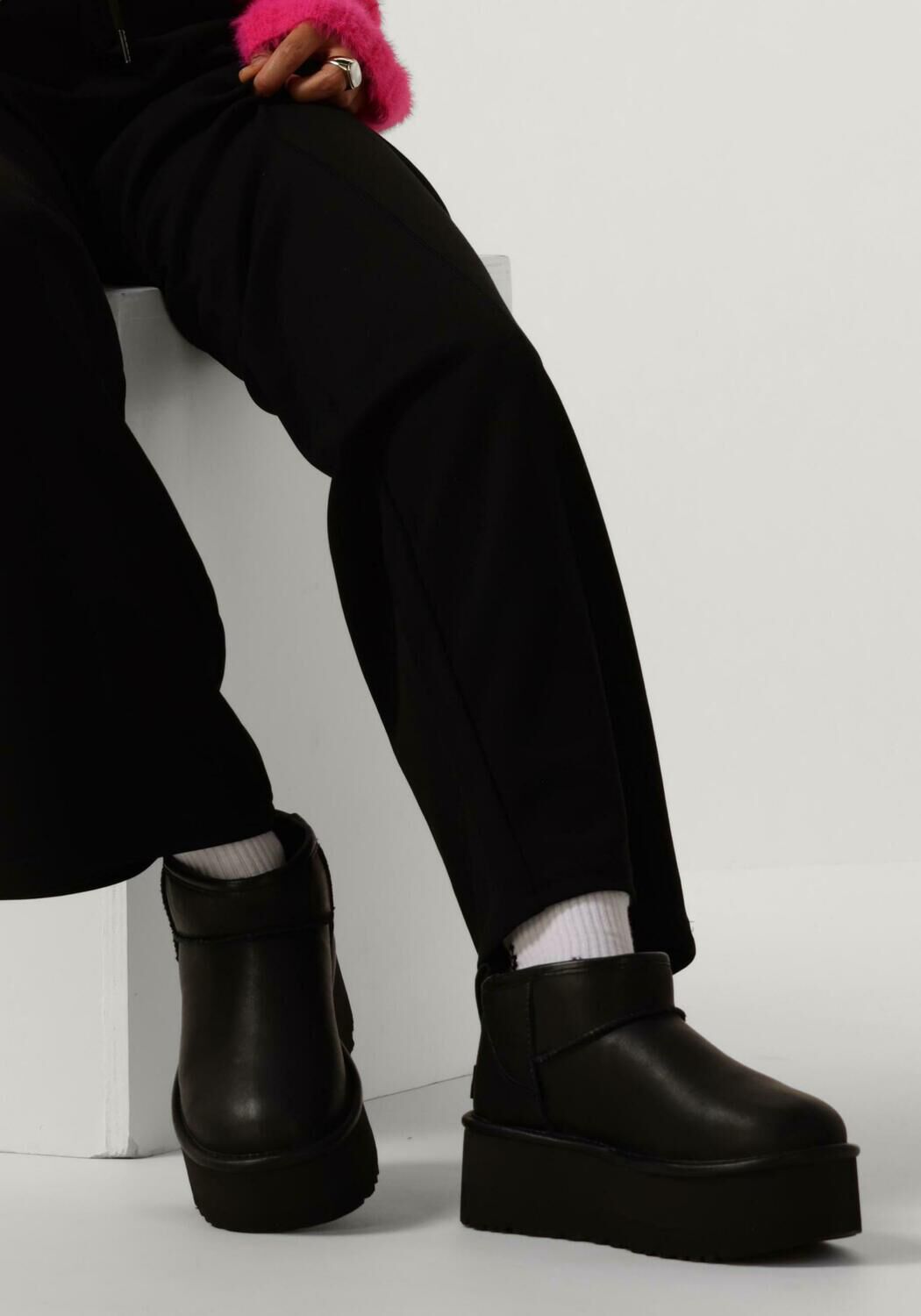 Zwarte UGG  W CLASSIC ULTRA MINI PLATFORM - large