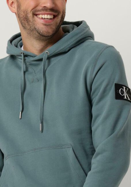CALVIN KLEIN Chandail BADGE HOODIE en bleu - large