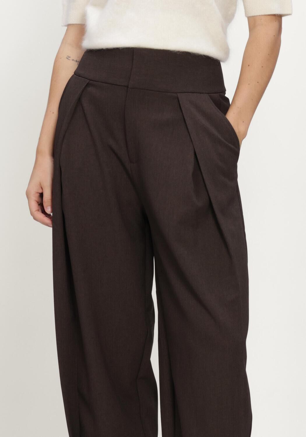 Bruine HAUTE L'AMITI&Eacute; Broeken/jumpsuits ZEPPE PLEAT TALL PANT - large