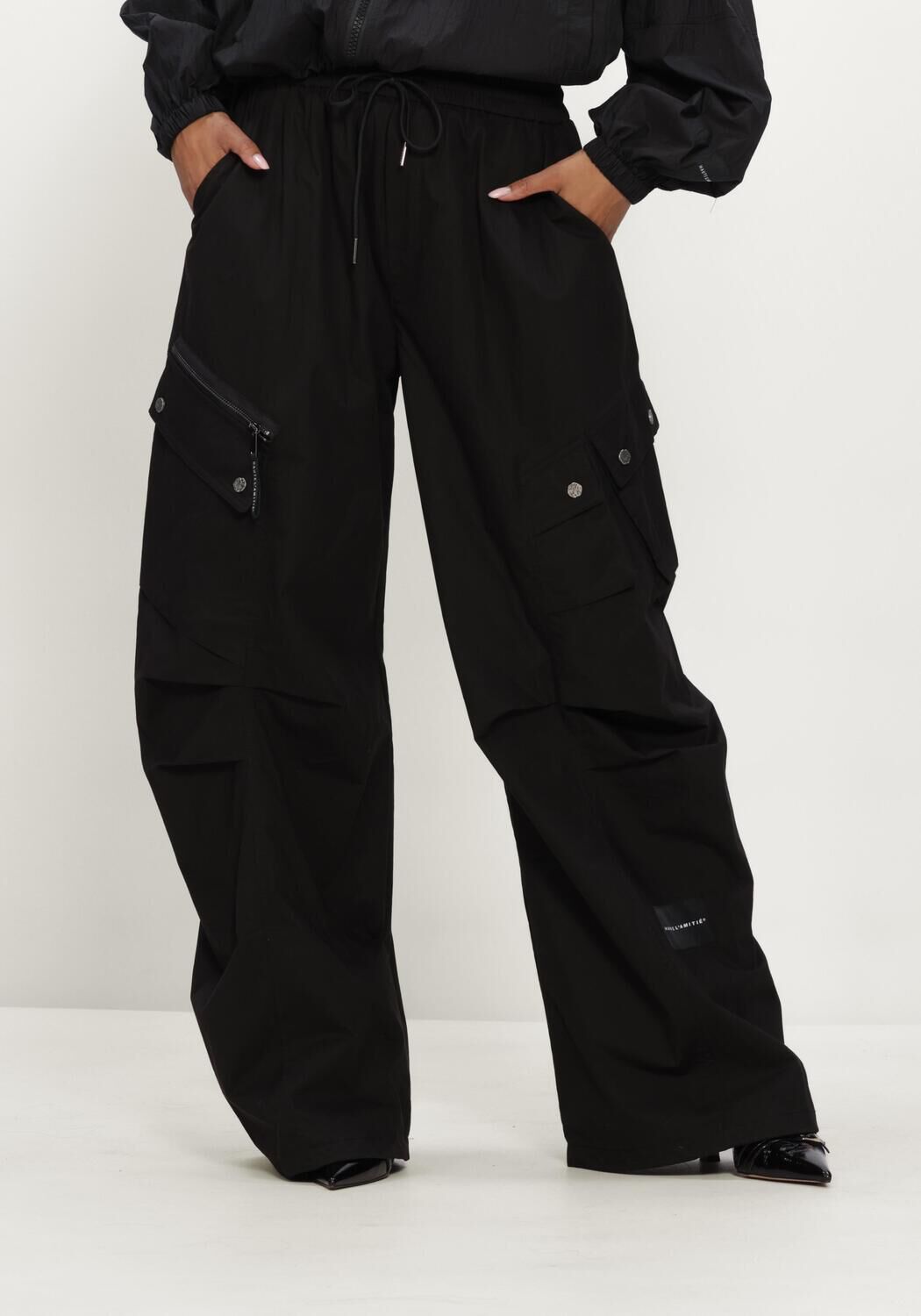 Zwarte HAUTE L'AMITI&Eacute; Cargobroeken AIR ZIP TALL PANT - large