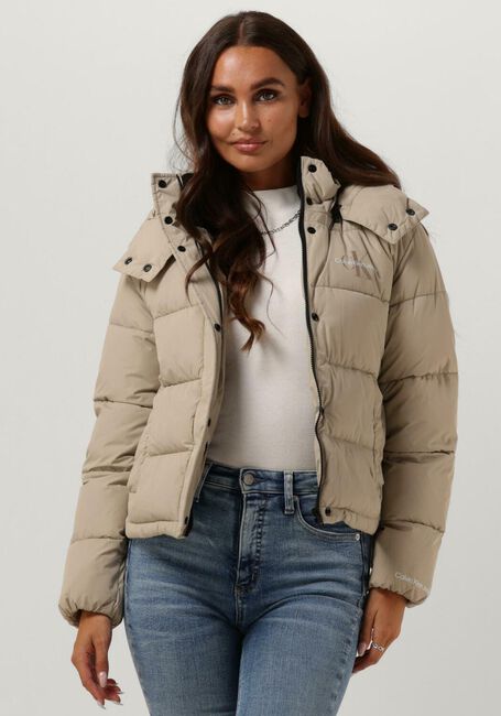 CALVIN KLEIN Veste matelassé MONOLOGO NON DOWN SHORT PUFFER en taupe - large