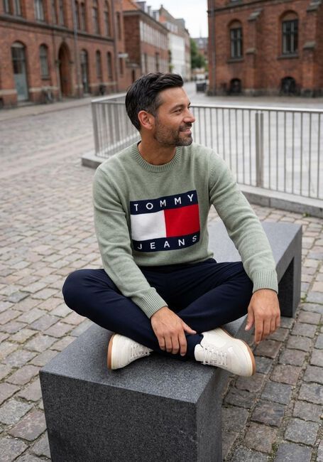 TOMMY JEANS Pull TJM REG MELANGE FLAG SWEATER en vert - large