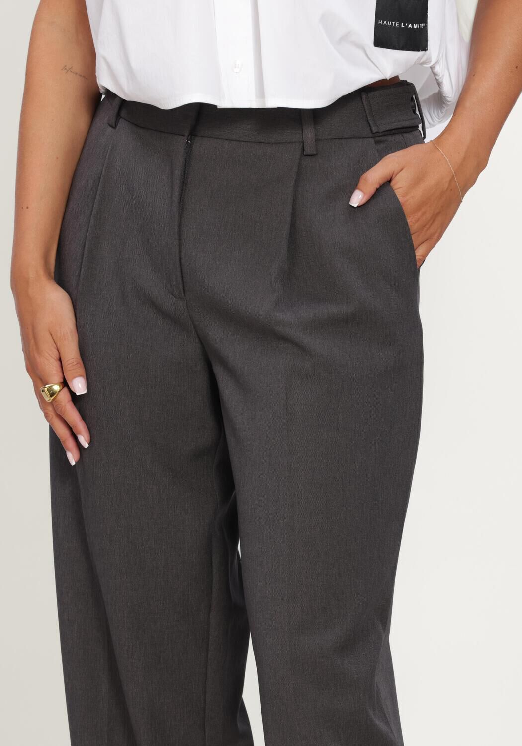 HAUTE L'AMITI&Eacute; AMY CROP TALL PANT Pantalons en gris - large