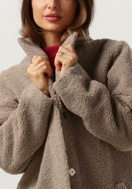 MINUS Manteau Teddy SAIDIE VEGAN FUR COAT en taupe - large