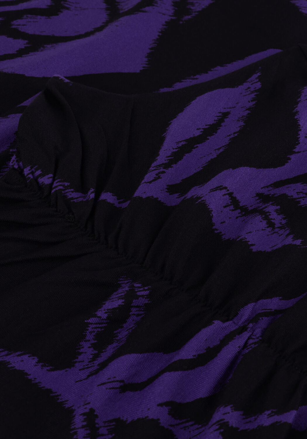 Paarse JANSEN AMSTERDAM Tops & T-shirts VBF101 JERSEY PRINT TOP WITH WRINKLING AT TURTLE NECK - large